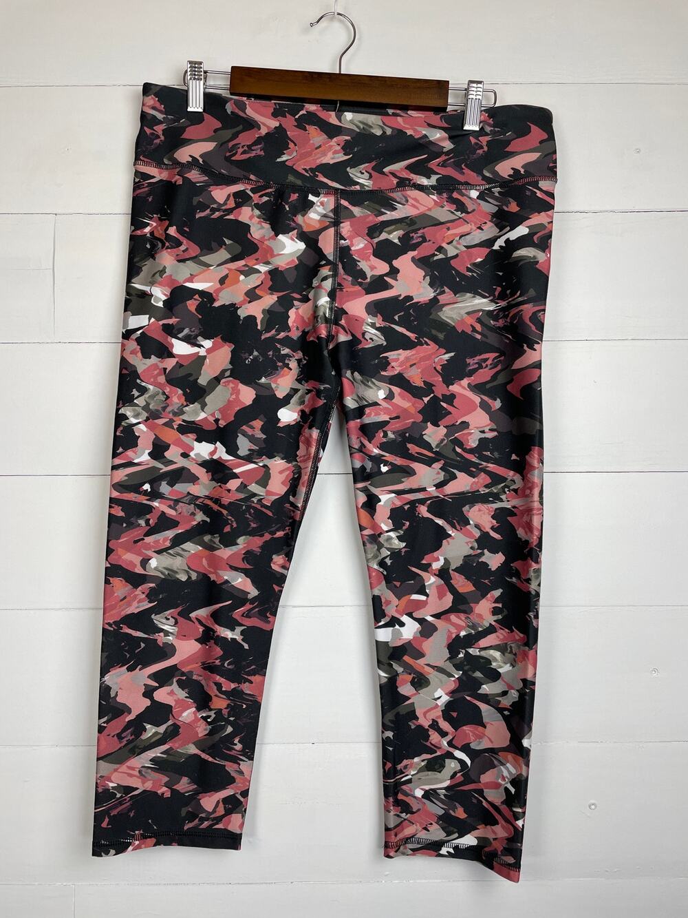 NWT Fabletics Salar Capri Compression Leggings Multi Pattern Pink Gray XL